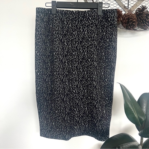Elegant Black and White Pencil Skirt - Picture 1 of 4